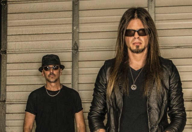 Todd La Tor de Queensrÿche vende las baquetas utilizadas por Scott Rockenfield durante la grabación del álbum de 2013
