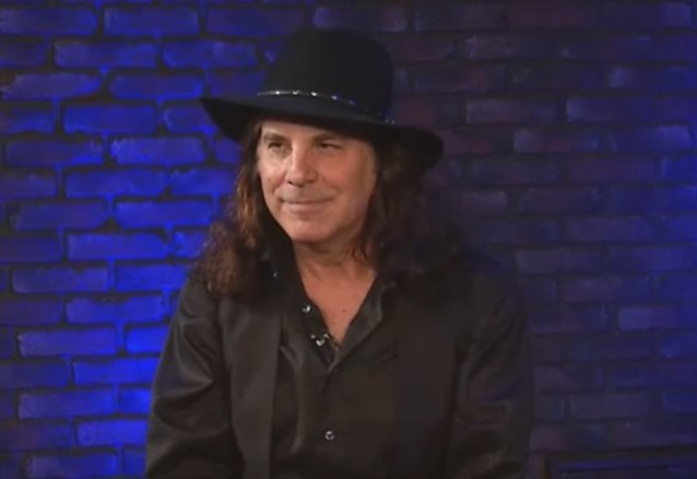 Tom Gimbel, del extranjero, deja oficialmente la banda después de casi tres décadas: “Es hora de que finalmente deje de hacer giras”.