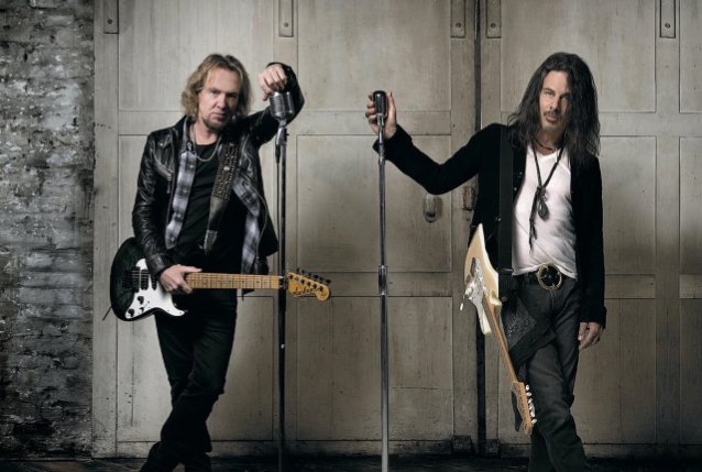 Adrian Smith + Richie Kotzen lanzaron el video musical “Solar Fire”