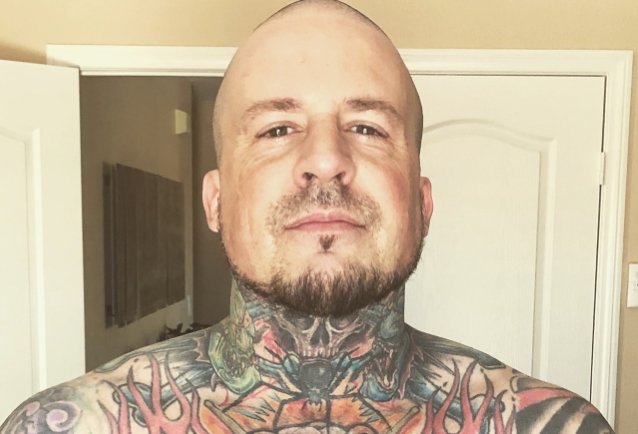 Al ex baterista de Death Punch de cinco dedos, Jeremy Spencer, no le importa lo que pienses de su nueva banda