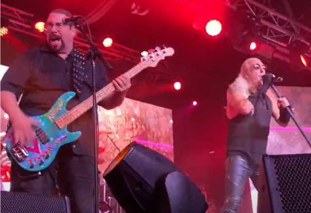 Dee Snyder se une a Mark Mendoza para interpretar “Under the Blade” Twisted Sister en un concierto en Long Island (video)