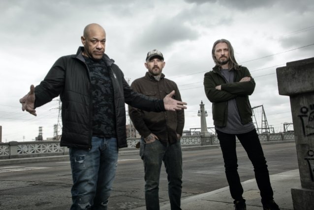 Enciende la antorcha.  Ex Killswitch atrae al cantante de Howard Jones: video “Let me crash” disponible