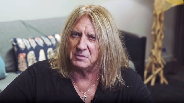 Joe Elliott Depha Leopard dice que el re-aniversario de “Hysteria” será lanzado con material extra