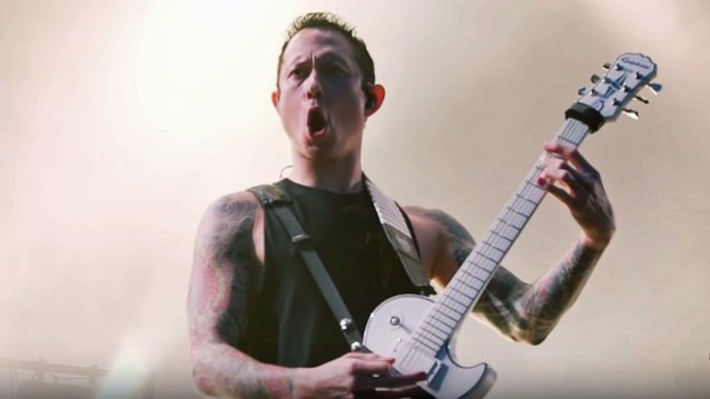 Matt Heafy de Trivium muestra los ingresos mensuales del remolcador y dice que transmitirá todos los días fuera de la carretera