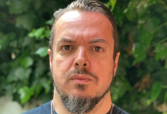 El ex baterista de Sepultura Igor Kavalera rompe la canción “Troops Of Doom” en la serie de videos “Under the Drums”
