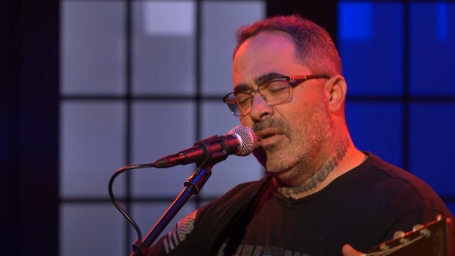 Vea cómo Aaron Lewis Stand interpretó el controvertido nuevo sencillo “Am I the Only One” en el programa “Candace”