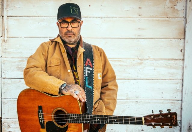 Aaron Lewis, presidente de la discográfica, defiende la decisión de lanzar “I’m the Only One” y dice que la canción “inspira conversación”.