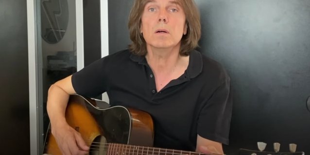 El europeo Joey Bura rinde homenaje a Ronnie James Dio con la actuación acústica “Heaven and Hell”