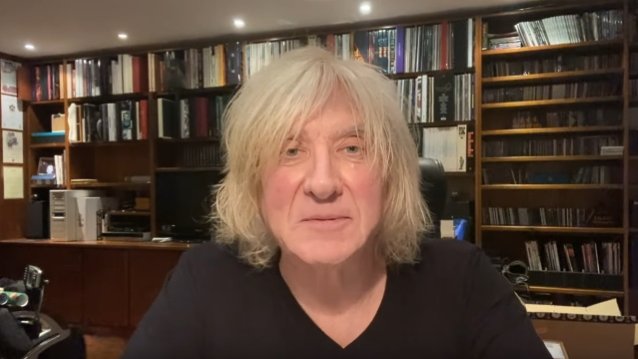 Joe Elliott dice que actuar en el escenario con “All Young Guys” en el “Tributo a Freddie Mercury” fue “Los mejores cuatro minutos de mi vida en el escenario”.