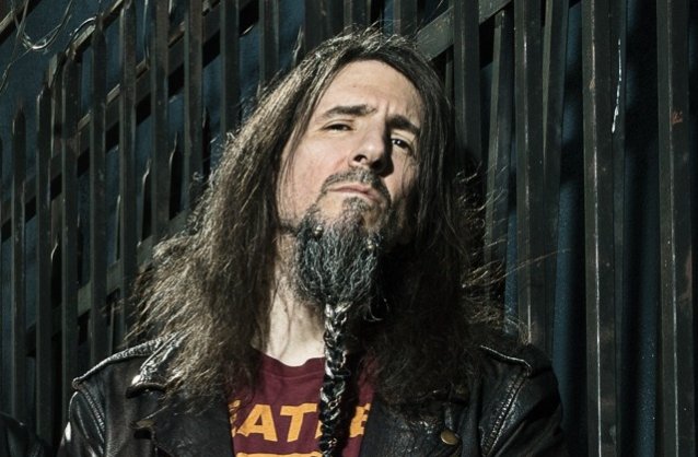 El ex guitarrista de Guns N ‘Roses, Ron “Bumblefoot” Tal, recuerda haber grabado sus partes para una canción que se volvió “absurda”.