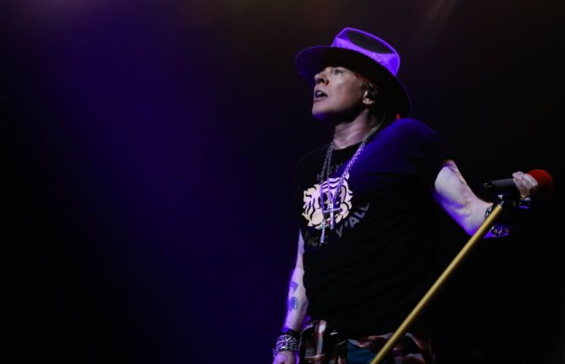 Guns N ‘Roses interpretan la “Nueva” canción “Absurd” en el Fenway Park de Boston (Video)