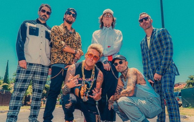Papa Roach se asoció con Jason Aalon Butler de Fever 333, el rapero Sueco para el nuevo sencillo “Swerve”.