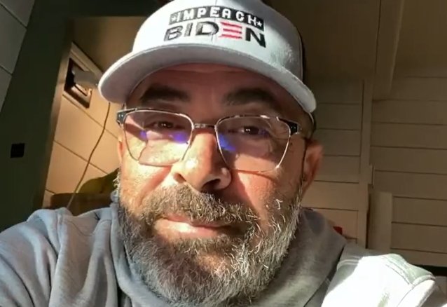 Aaron Lewis de Staind insta a la multitud a cantar “F *** Joe Biden” durante el espectáculo.