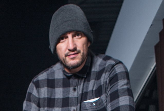 El líder Madball defiende la negativa de su banda a tocar en un programa donde se requiere prueba de vacunas