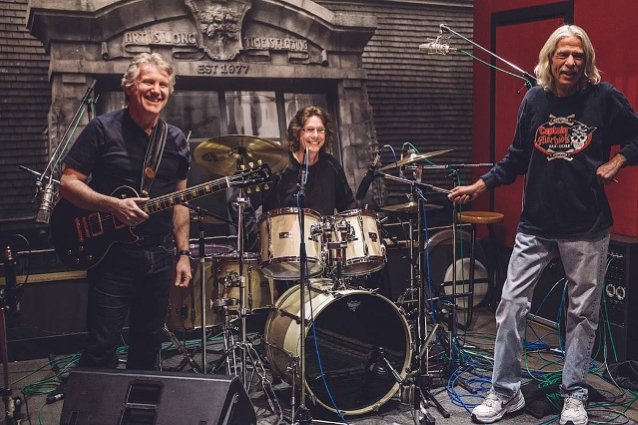 Rick Emmett de “Triumph” dice que el próximo documental contará con “Un poco más” en términos de Gil Moore que el suyo.