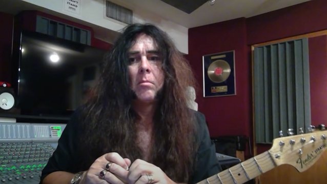 Yngwie Malmstein reflexiona sobre el incidente de Air Rage en 1988: “Sigue siendo divertido como S ** T”