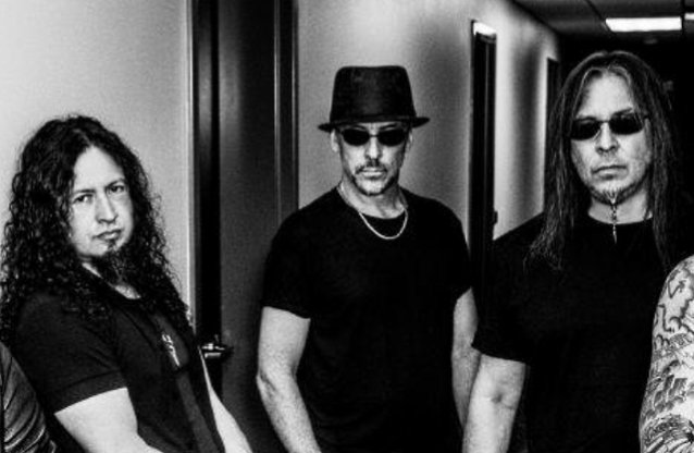 El fundador del baterista de Queensrÿche, Scott Rockenfield, está demandando a los miembros originales Michael Wilton y Eddie Jackson
