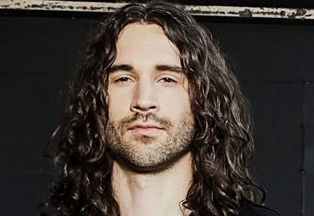 El guitarrista de Slash + Mammoth Wvh, Frank Sidaris, y su esposa estuvieron involucrados en un “grave accidente automovilístico”