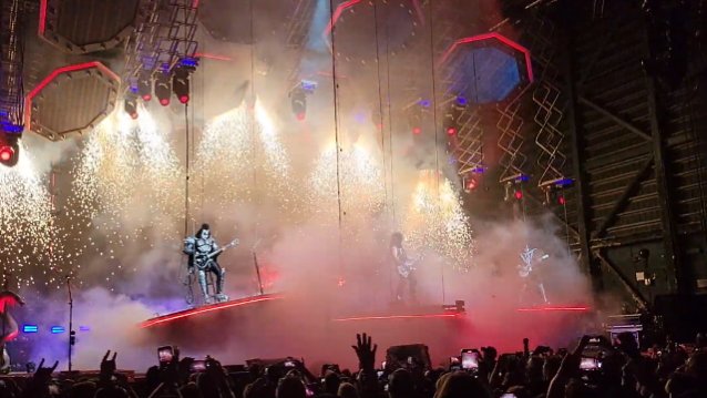 Gene Simmons evita por poco caerse durante el concierto de apertura de una canción de besos en Tampa (video)