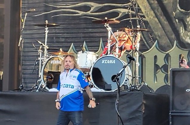 Mira a Vince Neal interpretar un clásico de Mötley Crüe en el Gran Premio de Akura Long Beach