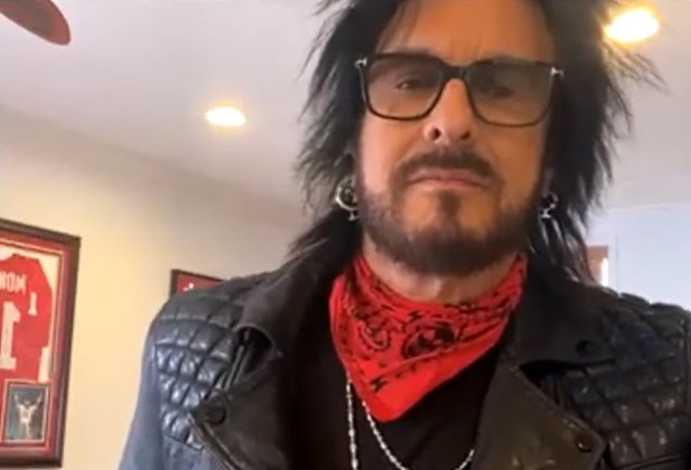 Nikki Sixx dice que las bandas “cansadas de la panza cervecera” suben al escenario “irresponsablemente”