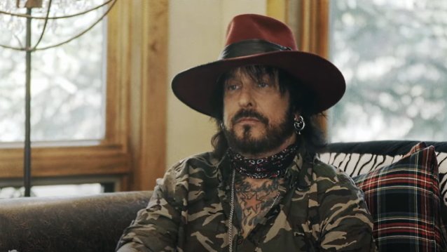 Vea cómo Nikki Sixx de Mötley Crüe habla sobre sus nuevos recuerdos “Primeros 21: Cómo me convertí en Nikki Six”