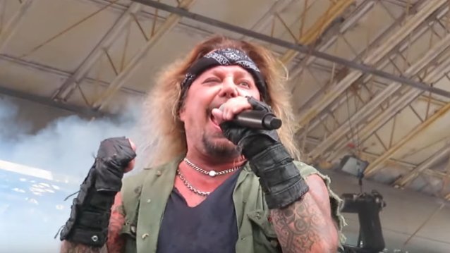 Vince Neal de Mötley Crüe “regresó a casa y descansó después de romperse algunas costillas”