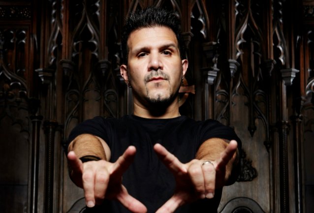 Charlie Benante de Anthrax lloró en el concierto de Genesis: “Me costó mucho ver sentado a Phil Collins”