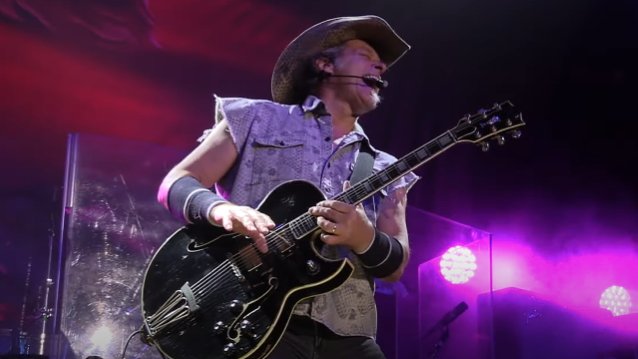 Ted Nugent comparte un video lírico de su grito de guerra para los defensores de las armas profesionales, “Come And Take It”.