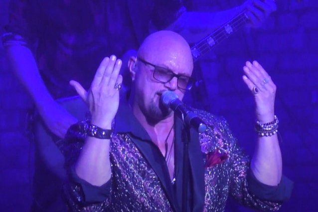 Vea a Jeff Tate interpretar “Empire” y “Rage For Order” de Queensrÿche en De Plains, Illinois