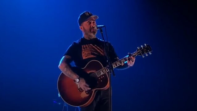Aaron Lewis acusa al Partido Demócrata de ser responsable del “racismo sistémico” en EE. UU., Admite