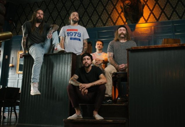 Cada vez que muero, trabajo en los problemas con el cantante Keith Buckley “en privado”.