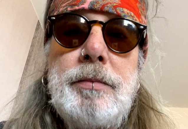 El ex cantante de Mötley Crüe, John Corabi, critica la serie ‘Pam & Tommy’: Es ‘Tan lleno de toros ** T, es ridículo’