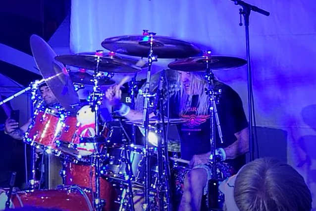 Mira a Nick McBrain de Iron Maiden interpretar ‘The Writing On The Wall’ por primera vez