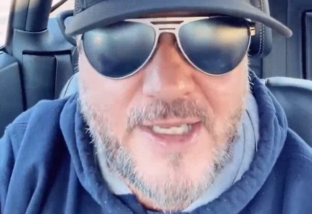 Mira a Tim Ripper Owens cantar la versión a capella de la canción de Judas Priest “Blood Stained”