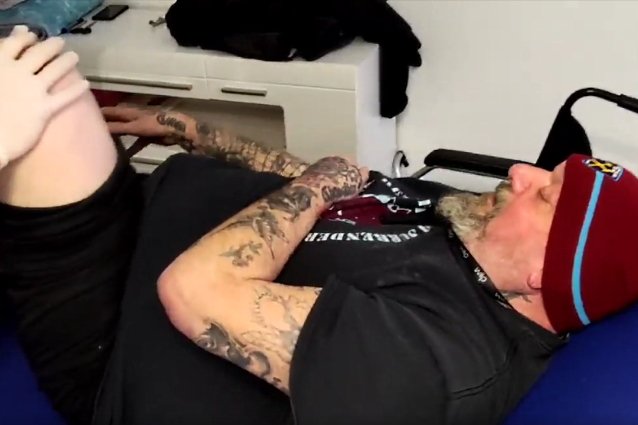 Mire un nuevo video del ex cantante de Iron Maiden Paul Diana recibiendo un masaje de drenaje linfático