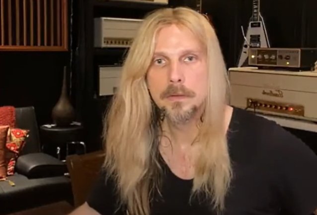 Observe cómo Richie Faulkner de Judas Priest desgarra al buitre diez semanas después de la cirugía que le salvó la vida.