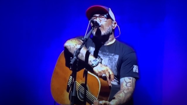 Aaron Lewis elogió a los leales a Trump Cawthorne y Green, explotó Foci en un concierto en Shreveport