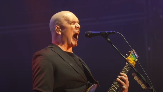 Devin Townsend recuerda “Scream in the Chicken Wall” mientras trabajaba en un restaurante