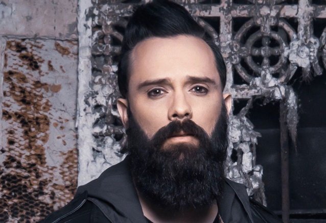 El líder de Skillet, Jesus Loving, expresa “hipocresía en el cristianismo”: “Me parece repugnante”