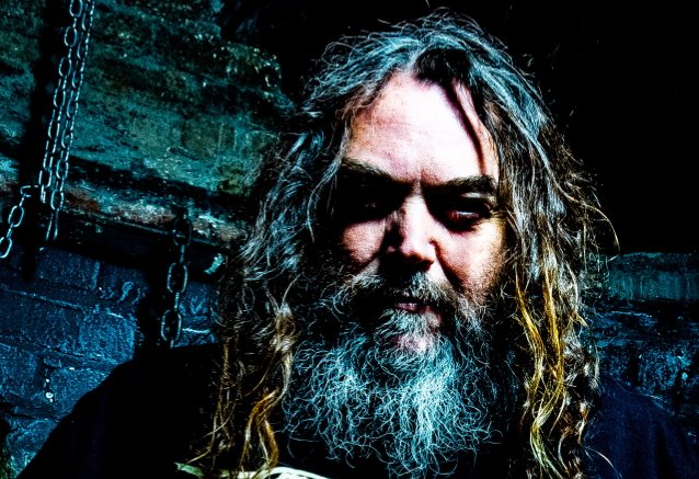MAX CAVALERA dice que lo ‘atraparon’ bebiendo ‘desinfectante de manos’ antes de finalmente estar sobrio