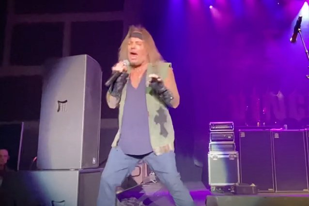Mira a Vince Neal interpretar el clásico de Mötley Crüe en Lawrenceburg, Indiana