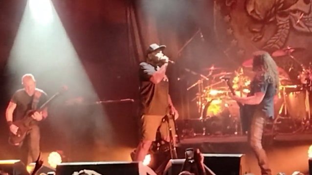 Derrick Green toca el primer concierto de Sepultura en dos años con un pie roto (video)