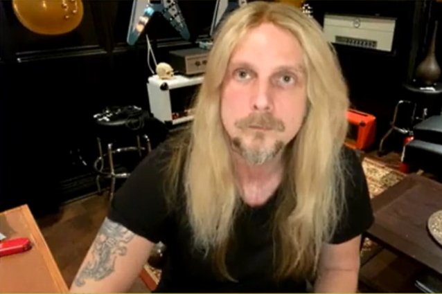 Richie Faulkner dice que “probablemente” hubiera podido manejar las canciones de Judas Priest con una sola guitarra