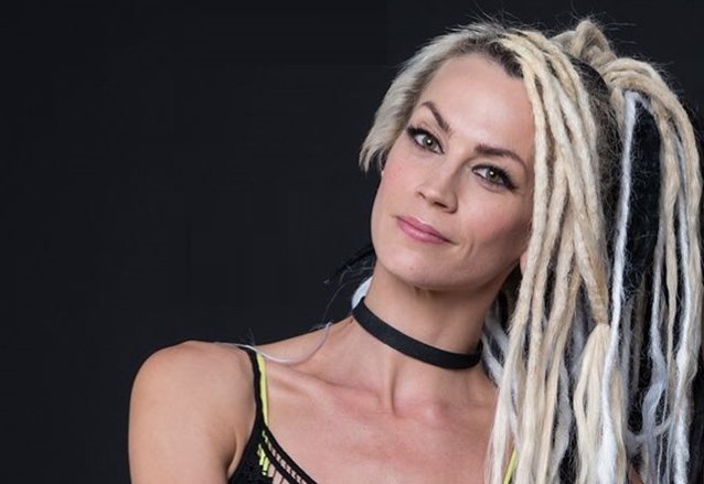 La bajista de Whitesnake, Tanya O’callaghan, dice que ya se ‘habla’ de nueva música de la banda al frente de David Coverdale