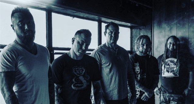 ROMPIENDO EN UNA SECUENCIA, hazaña. El ex baterista de KORN DAVID SILVERIA: Video musical ‘Leave Me Be’