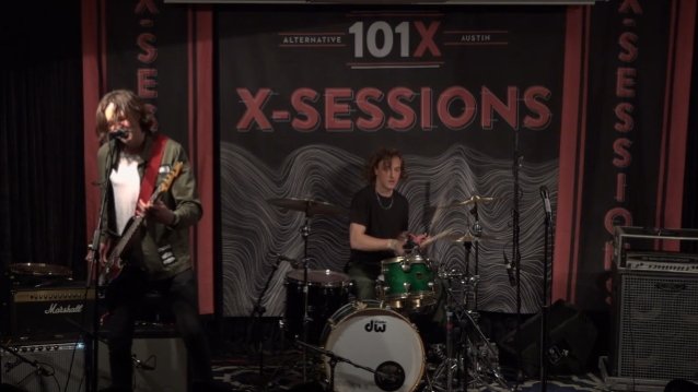 Mira a los hijos de LARS ULRICH interpretar ‘101 X-Session’ con su banda TAIPEI HOUSTON