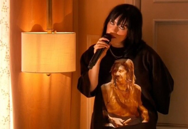 Billie Eilish viste una camiseta de Taylor Hawkins durante su actuación en los premios Grammy