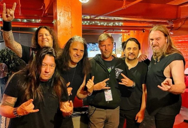 El alcalde metalero de Albuquerque asiste al concierto Testament, Exodus y Death Angel