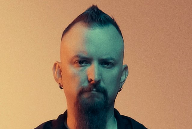 El baterista de Disturbed dice que los fanáticos estarán ‘gratamente sorprendidos’ cuando escuchen el próximo álbum